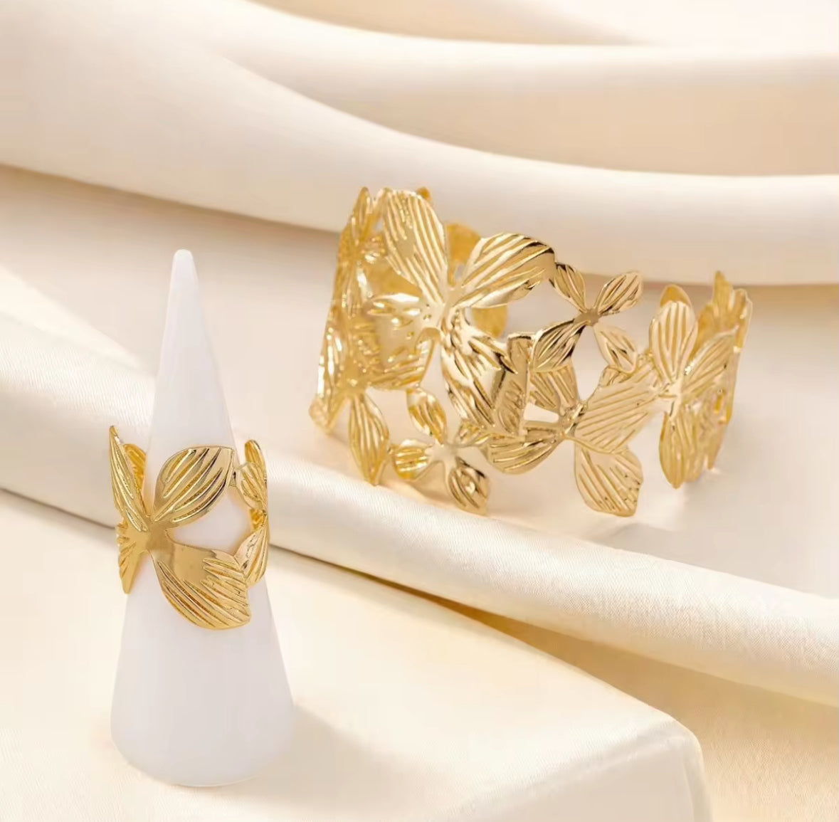 Anti-Tarnish 18K Gold Plated Flower Hand Cuff Bracelet With Ring