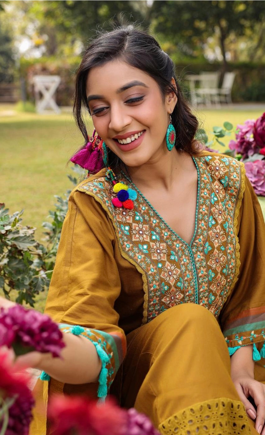 Kaftan Style Embroidered Suit With Matching Purse